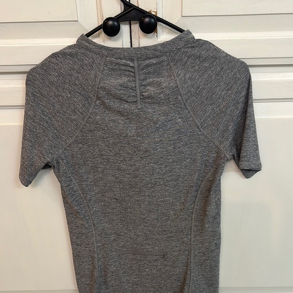Athleta Women’s Gray Short Sleeve work out shirt. Size S. Zipper front. - Picture 5 of 7